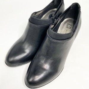 Ann Klein Akdalayne Woman’s Black Leather Booties